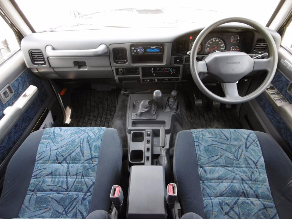 シンプルでクラシックな雰囲気も感じさせるインテリア★特別仕様車リミテッド専用シート表皮＆ドアトリム★