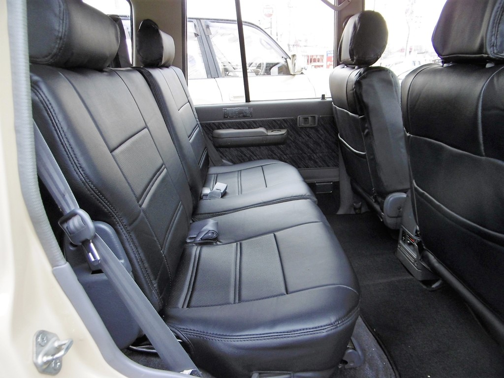 新品ブラックレザー調シートカバーの取付によって高級感の溢れる車内にイメージチェンジ★