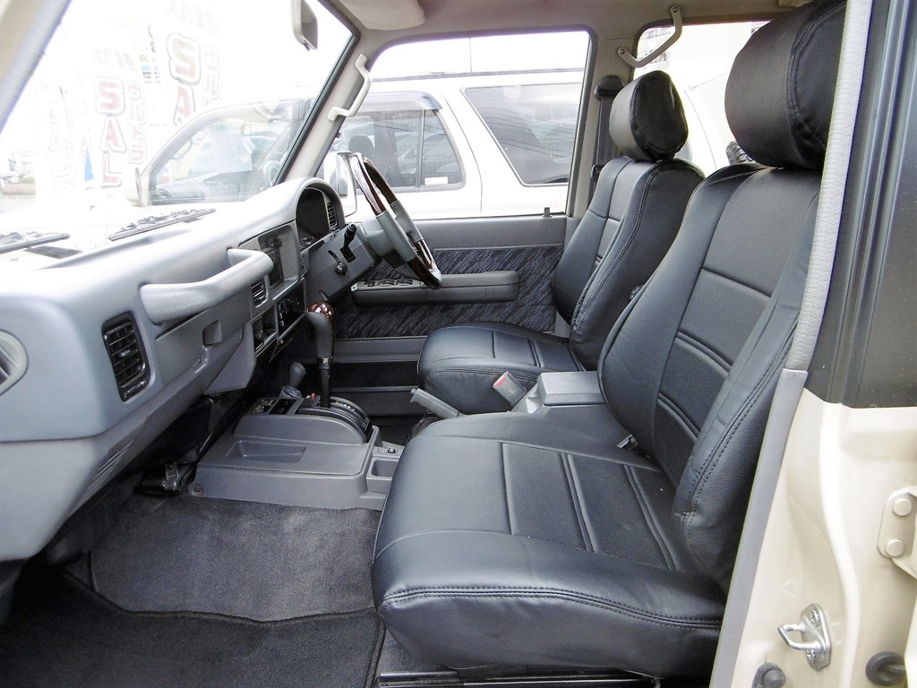 シートカバーは車内のデザインを一新するだけではなくシートの劣化防止にもなります。
