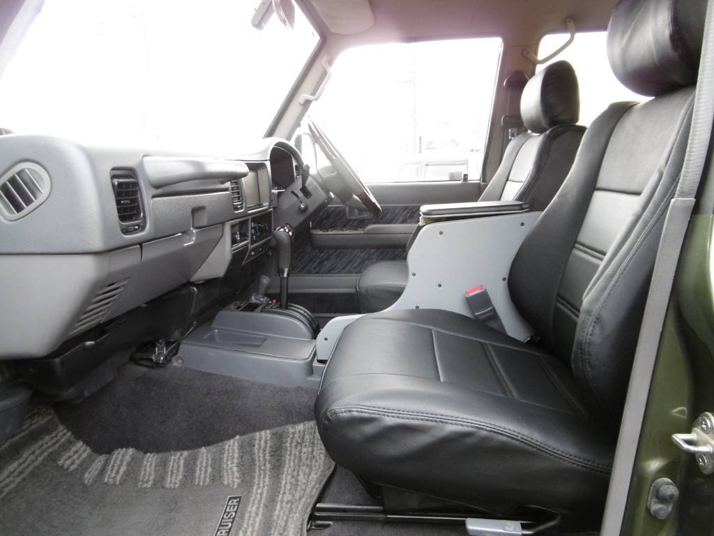 シートカバーの取付は車内の雰囲気を一新するだけではなくシートの劣化防止にもつながりますよ♪