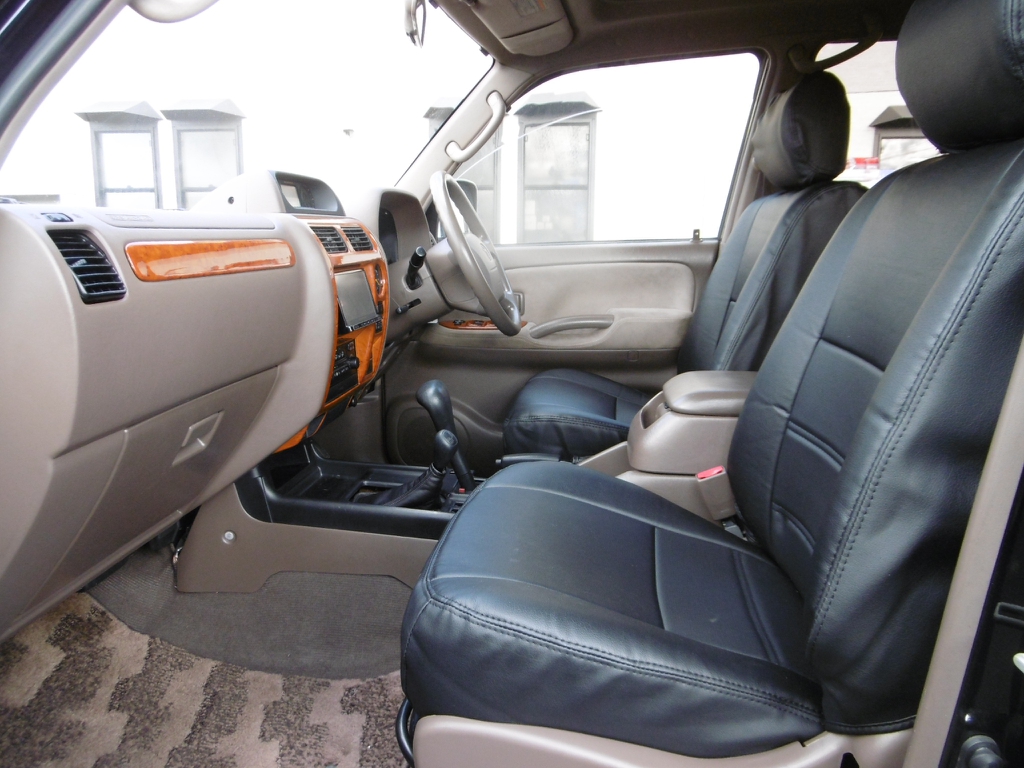 シートカバーの取付によって車内の雰囲気を一新させれだけではなくシートの劣化防止にもつながります♪