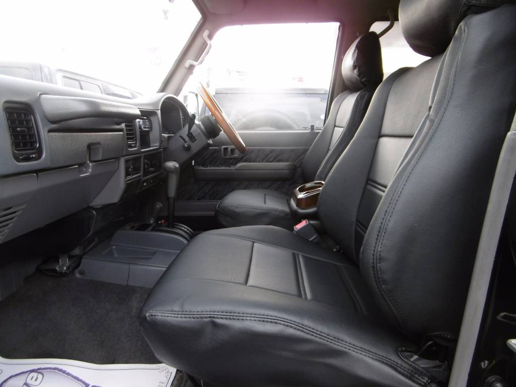 シートカバーの取付によって車内の雰囲気を一新するだけではなくシートの劣化防止にも一役買っています♪