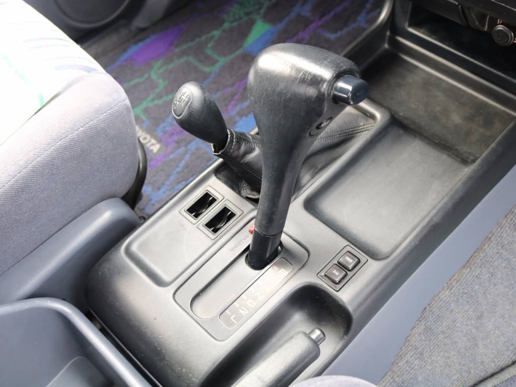シフトノブにも目立つキズや汚れは見受けられません！オートマ車ですので、マニュアルが苦手な方や４ＷＤ初心者の方でも安心してお乗りいただけます♪