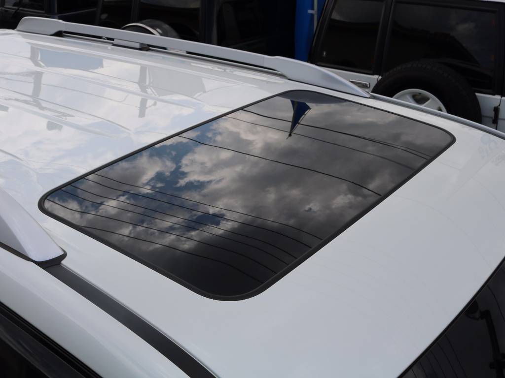メーカーオプションのサンルーフ付きです！車内の換気や自然光の取り入れはもちろんですが、リセール時の金額も付いていた方が有利ですよ★