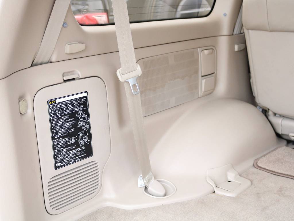 お荷物などでキズが入りやすいラゲッジ部のトリムですが、この車両はとてもキレイです★