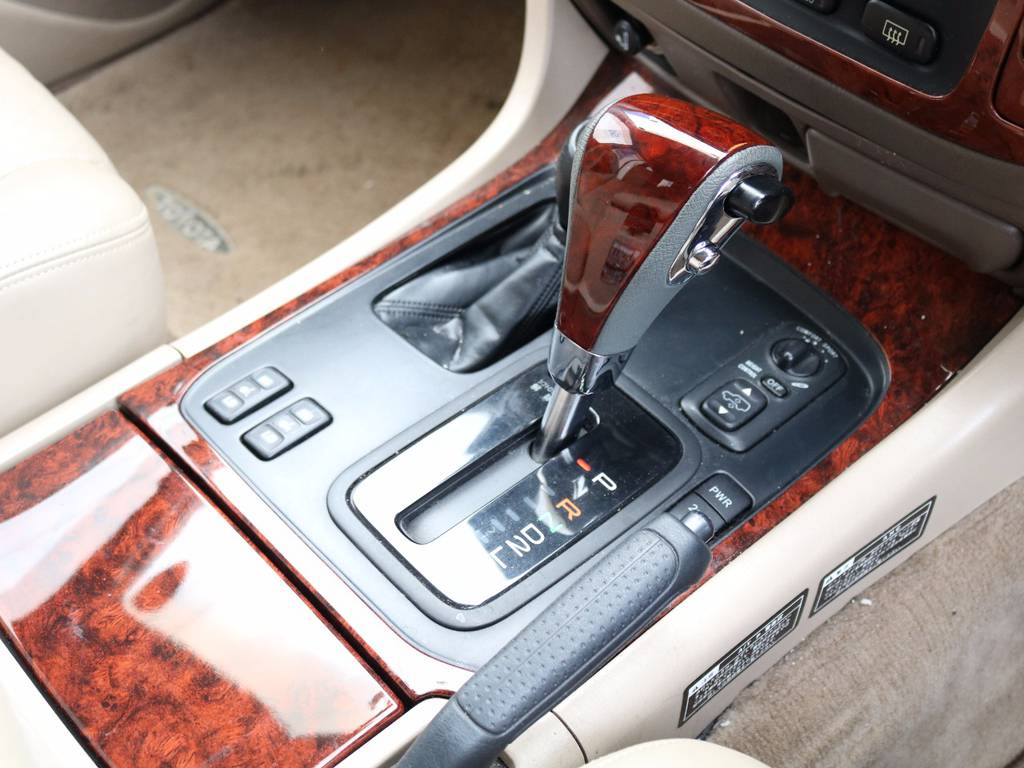 シフト周辺もキレイです！ウッドコンビシフトノブもついておりますので、とても高級感ある車内です★