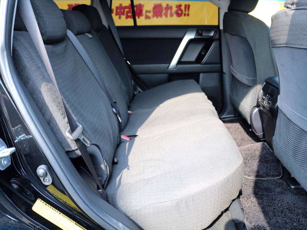 使用感少ないリアシート★大人の方が３名乗車してもゆったりと寛げます★