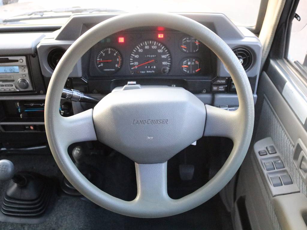 ステアリングも目立つキズや汚れは見受けられません！納車前にも再度、しっかりルームクリーニングさせて頂きますのでご安心ください！