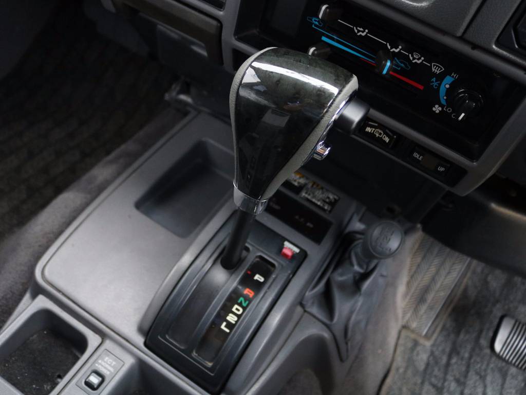 運転ラクラクのオートマ車！４ＷＤ初心者の方や、女性の方でも安心です★シフトノブには、新品ブラックウッドコンビシフトノブを取付しました★