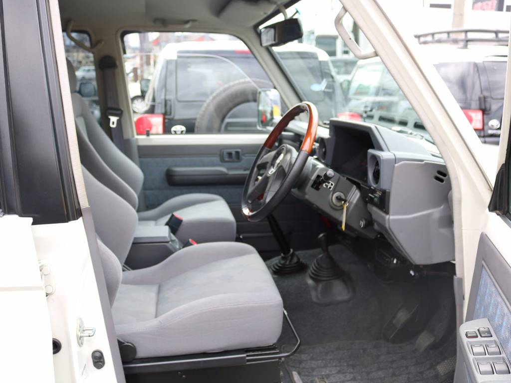 運転席と助手席のフロントシート２脚にはレカロシートが装着済みです！インテリアのカラーと同系統のカラーなのでとてもマッチしています★