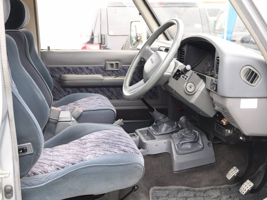 １番乗り降りの多い運転席シートですが、破れ等も無くキレイです！