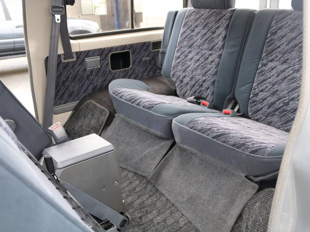ショートボディーですが、もちろん後部座席にも乗車可能です！乗車定員は５人となります！