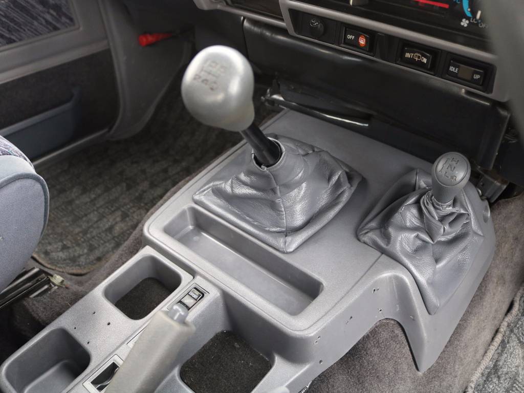 ５速マニュアルこそ最大のポイントでしょう！運転する楽しさを感じれるのはやっぱりマニュアル！