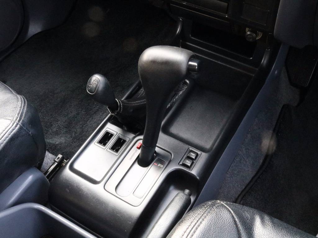 シフトノブ周りの状態も綺麗です♪ＡＴ車なので運転が苦手な方や４ＷＤ初心者の方にもおすすめの１台です♪