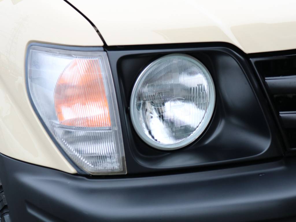 現代の車はスタイリッシュな細身のヘッドライトが主流ですが、クラシックな雰囲気にピッタリの丸目ヘッドライト★可愛らしさもあります★