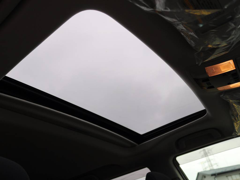 こちらもメーカーオプション設定のサンルーフ★晴れた日にルーフを開放してのドライブは最高ですね★チルトアップで換気も可能です★