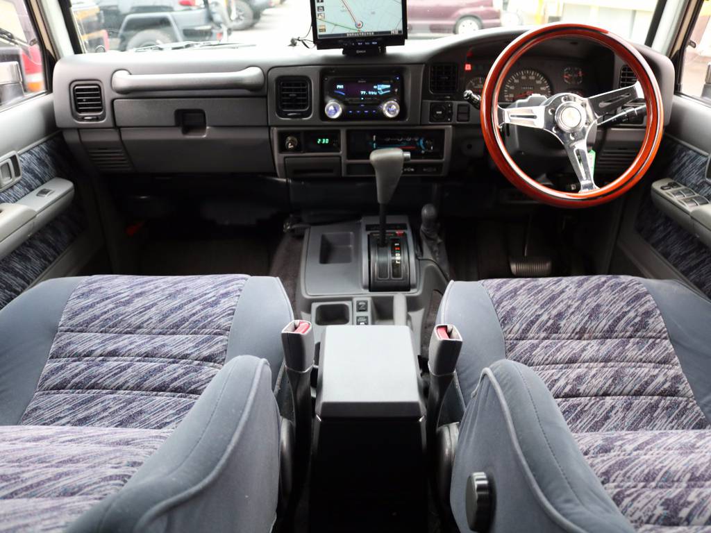 クラシックでシンプルなインテリア★現代の車のような先進的なデザインではありませんが、味のあるデザイン★目線も高いので長距離運転もラクですよ★