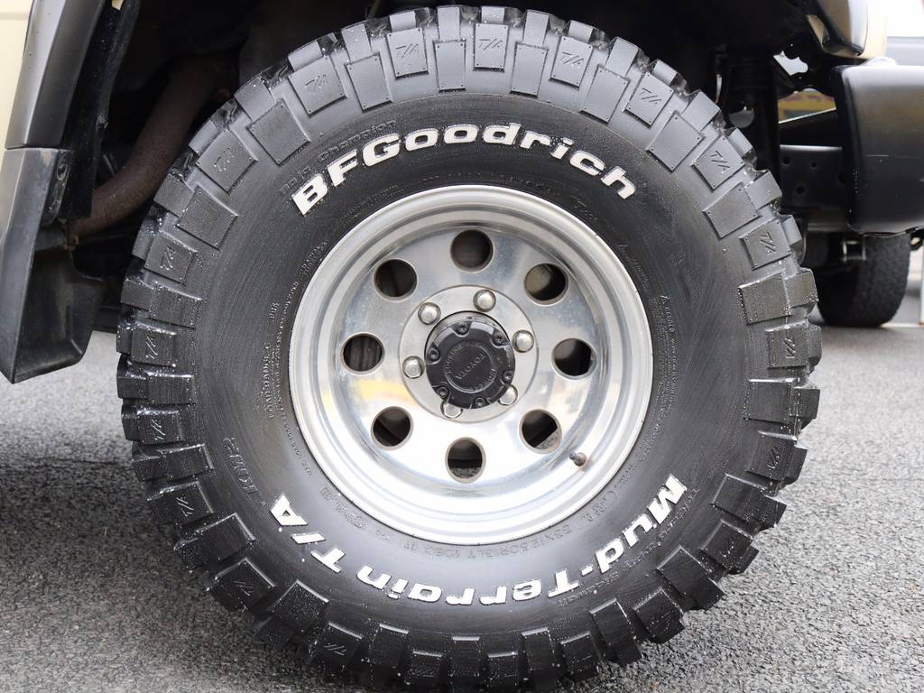 ミッキートンプソン　クラシックⅡ　１５インチアルミホイール＆ＢＦグッドリッチ　Ｍ/Ｔ　ＫＭ２（３２/１２．５Ｒ１５）