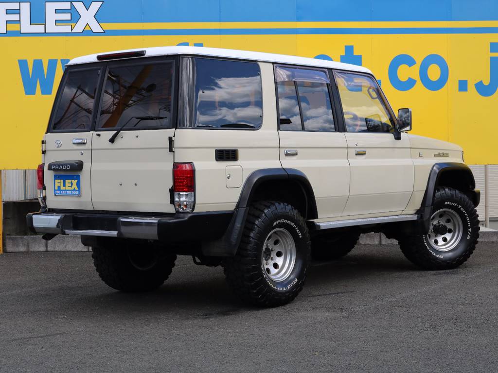 フルコンプリートの１台です★ライトベージュ×ホワイトルーフ×マッドブラックのオシャレなカラーリング★この年代の車はぜひ個性を出して乗りこなしましょう★