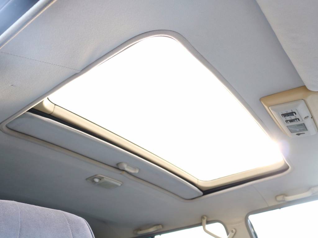 サンルーフも付いてます！運転が楽しくなること間違いなしの１台です♪何か気になる点やご不明点などございましたら当店スタッフにお気軽にご相談ください♪
