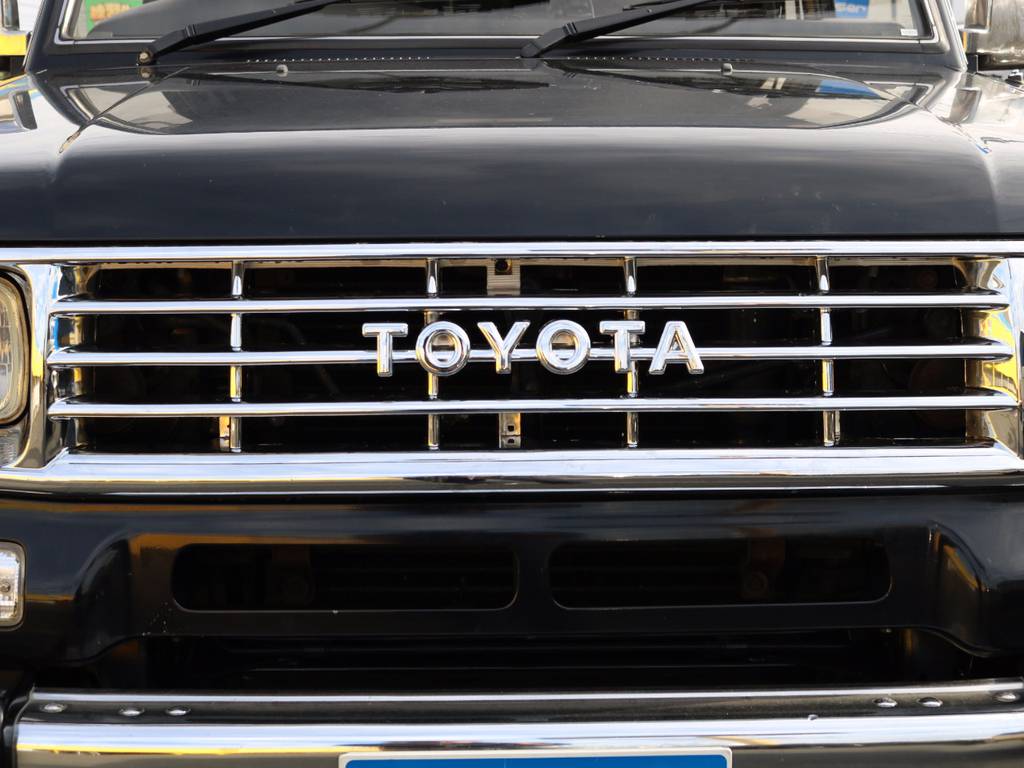 メッキグリル換装済みです！Ｔマークではなく、英字のＴＯＹＯＴＡロゴが一味違う雰囲気を出していてカッコいいです♪