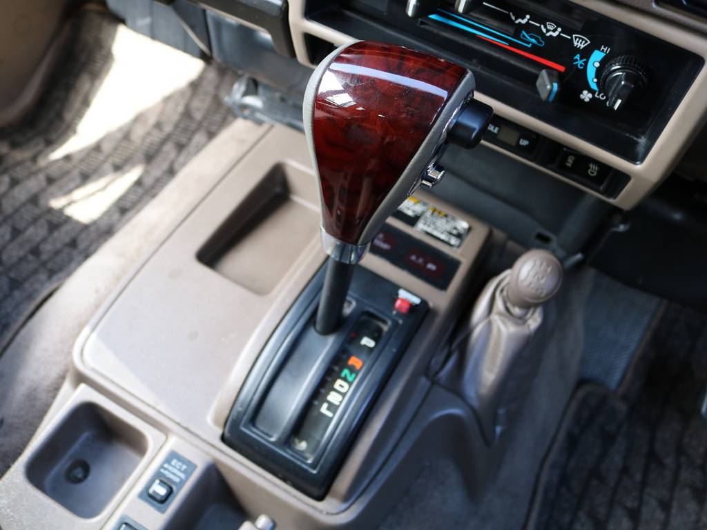 新品ウッドコンビシフトノブも取付しました！運転ラクラクのオートマ車なので、４ＷＤ初心者の方や女性の方にもおすすめです★