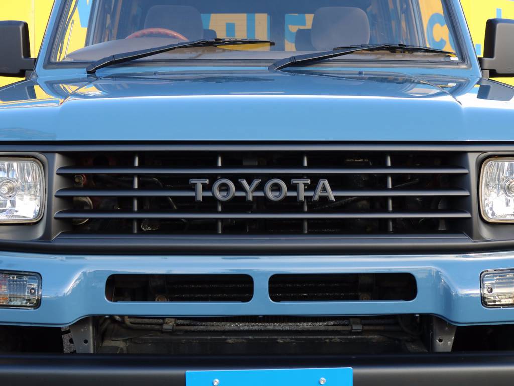 フロントグリルはマッドブラックに塗装し、とてもキレイな仕上がり★ＴＯＹＯＴＡ英字ロゴが良いですね★
