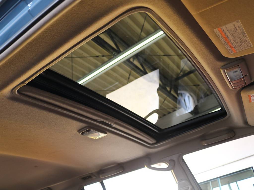 晴れの日のドライブには欠かせないサンルーフ付き♪運転が楽しくなること間違いなしの１台です♪スライド・チルトアップと２段階の操作が可能です！