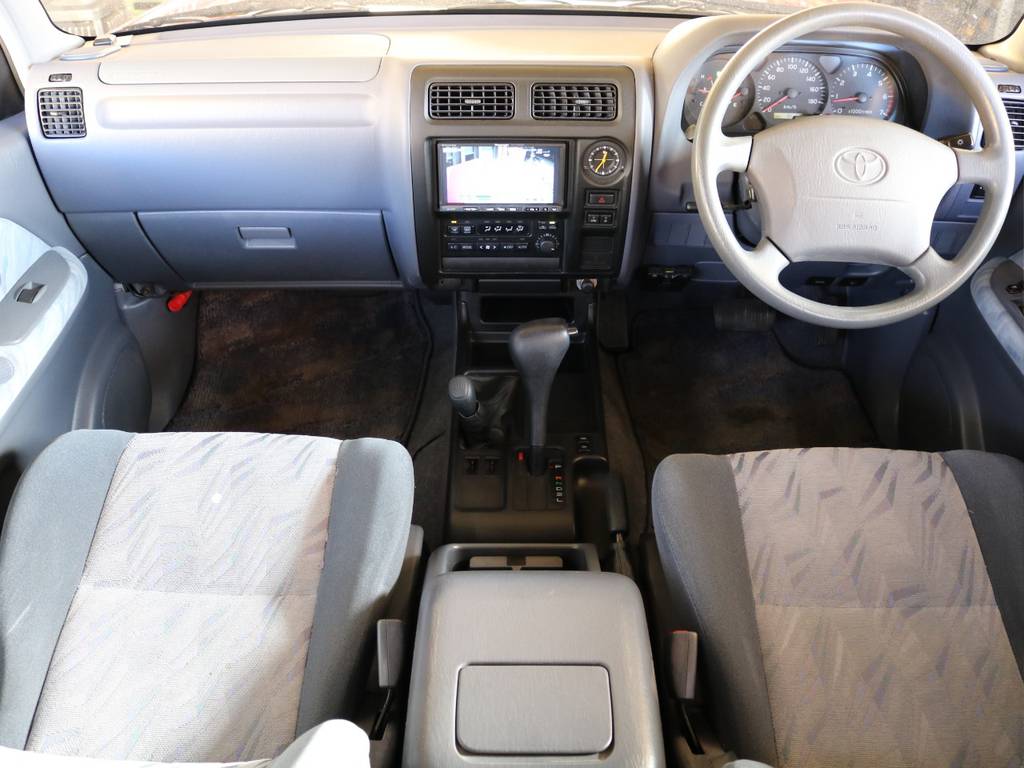 低走行車らしいキレイなインテリア★この位の年式の車両はダッシュボードが割れてしまったり、シートに穴が開いてしまったりしている車両もありますので、内装コンディションはとても重要です★