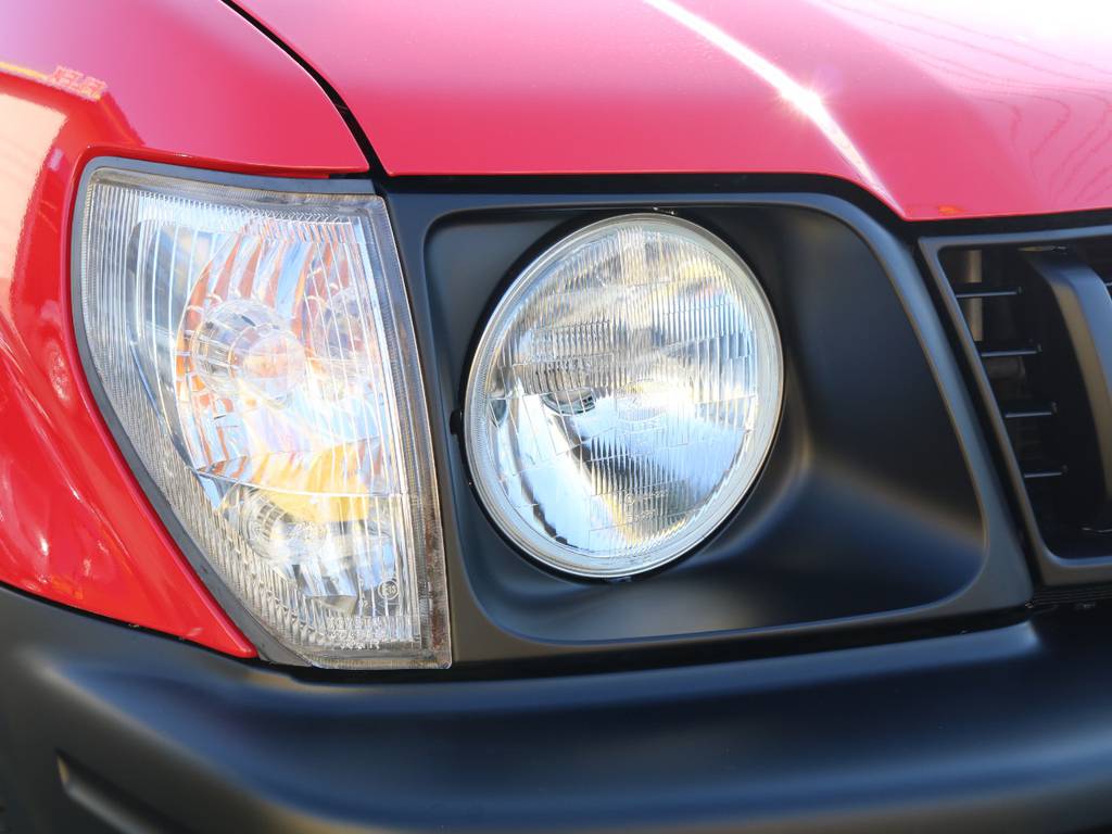 今や様々な車種で人気の丸目ヘッドライト★現行車ではなかなか見なくなりましたが、以前のランクルでは４０系、５０系、６０系、と幅広く愛されてきたヘッドライトです★