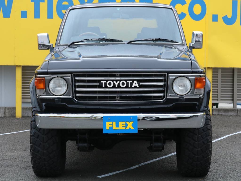 現代の車にはない迫力あるフロントフェイス♪丸目２灯ヘッドライトもお洒落な雰囲気が出てます♪スクエアなボディですので車幅感覚も掴みやすいですよ♪