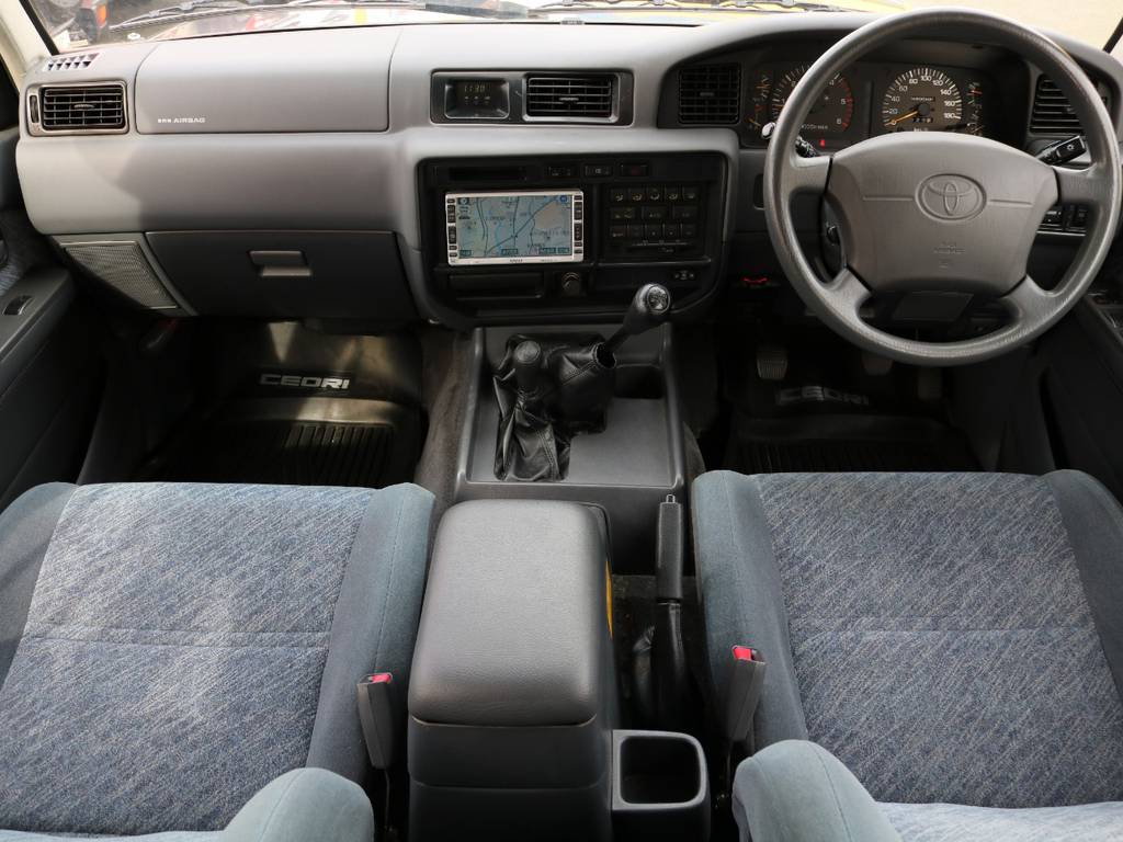 車内もとてもキレイです★それもそのハズ！新車で購入した車をわざわざ雑に扱う方は少ないですよね！前オーナー様はこの車両をとても大切にしている方でした★