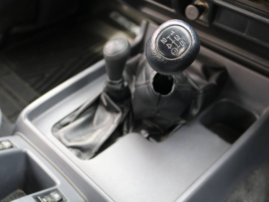 ８０ではＶＸ、ＧＸの２グレードのみマニュアル設定がありますが、市場に出回っている車両はほとんどがＶＸリミテッドなので、とにかくマニュアル車が少ないです！お探しの方はお見逃しなく！！