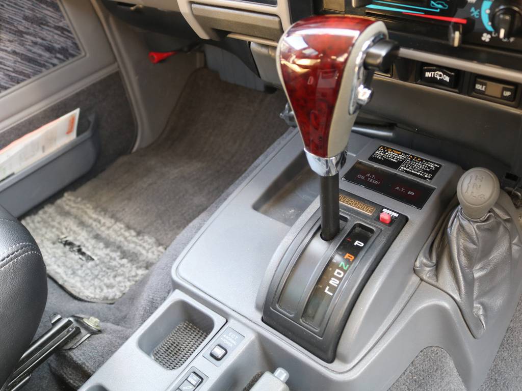 新品ウッドコンビステアリング取付済み♪運転楽々のオートマ車ですので、４ＷＤ初心者の方や女性の方でも安心です♪四角いスクエアなボディですので車幅感覚も掴みやすいですよ！