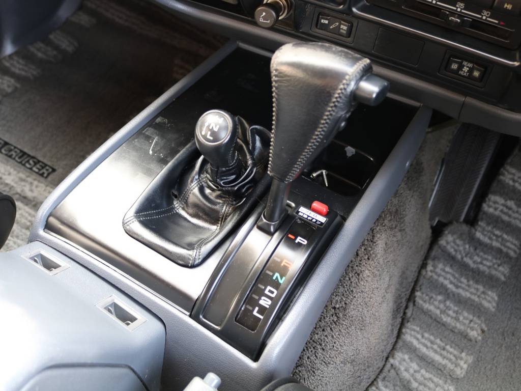 シフトノブ回りも綺麗な状態を保っております！運転楽々のオートマ車ですので、４ＷＤ初心者の方から女性の方まで運転を楽しんでいただけます！気になった方はぜひお問合せ下さい♪