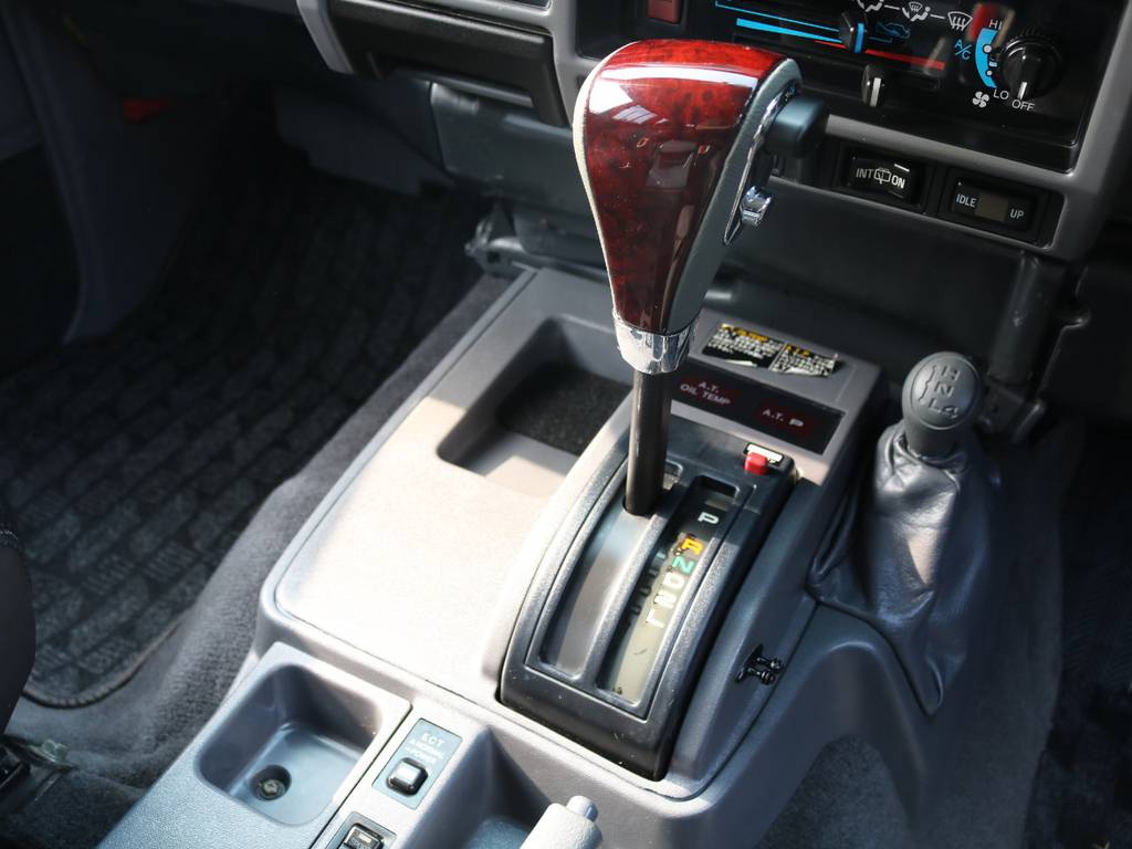 新品ウッドコンビステアリング取付済み♪運転楽々のオートマ車ですので、４ＷＤ初心者の方やマニュアルが苦手な方、女性の方にもおすすめの１台です♪