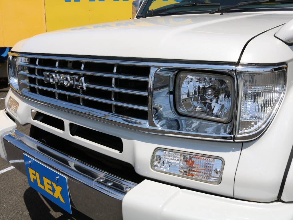 新品のＴＯＹＯＴＡロゴメッキグリルに新品クリスタルヘッドライトも取付済み♪Ｔマークもいいですが、英字ロゴもクラシック感が溢れかっこよく仕上がっております♪