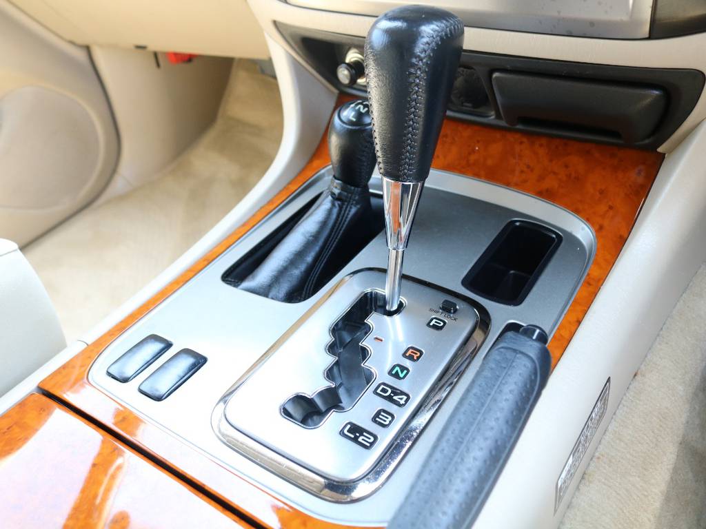 シフト周辺もとてもキレイです！中期型以降はオートマミッションが４速→５速に変更となり、ゲート式シフトが採用されています★