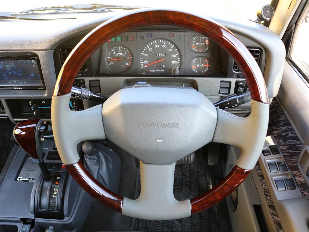 新品ウッドコンビステアリングも装着済み♪新品ウッドコンビシフトノブとの相乗効果で車内に高級感を出しています★