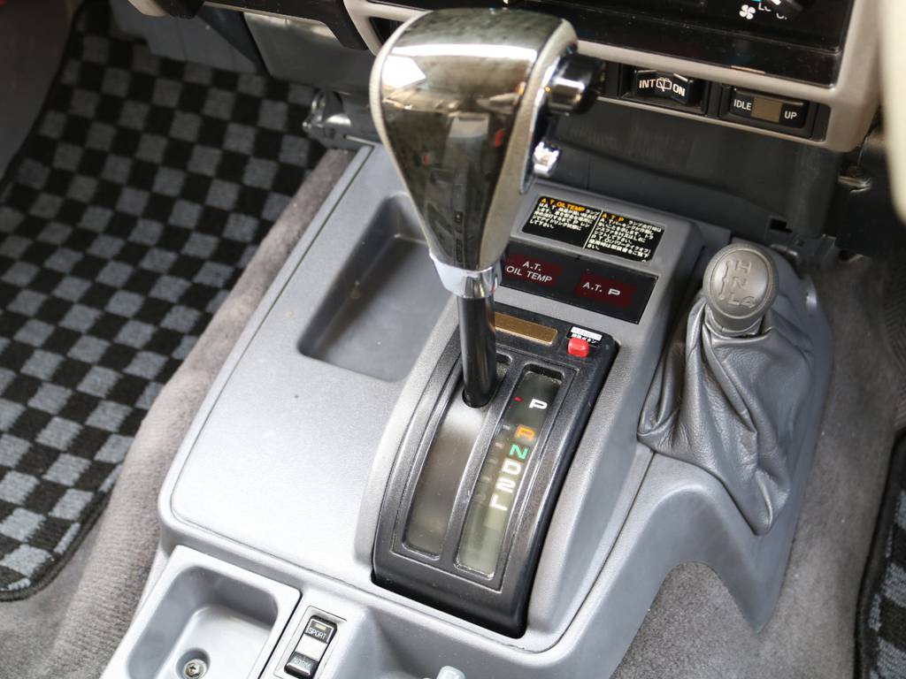 ウッドコンビシフトノブも取付しました！運転ラクラクのオートマ車なので、４ＷＤ初心者の方や女性の方にもおすすめです★