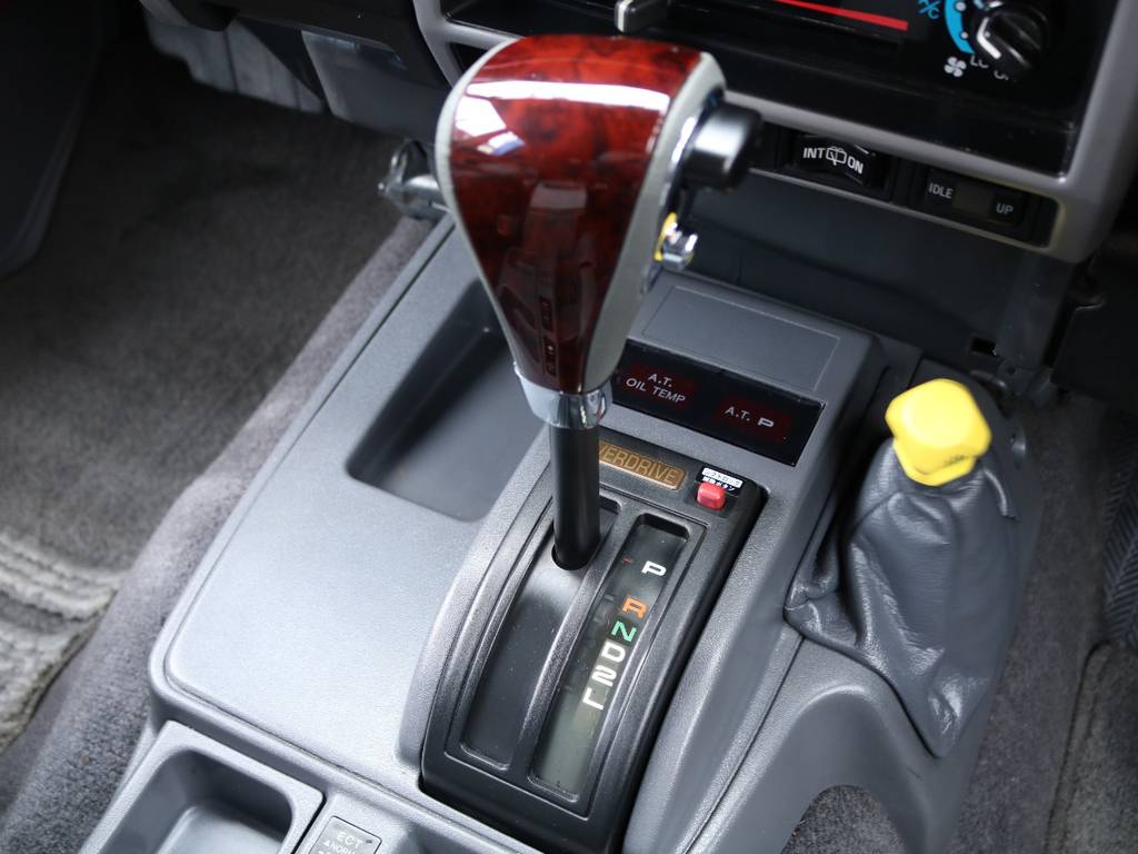 新品ウッドコンビシフトノブも取付済み★このアイテム１つで車内の高級感がぐっと上がります♪