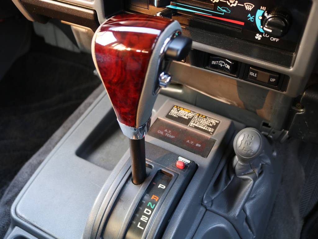 ウッドコンビシフトノブも取付済み！運転ラクラクのオートマ車なので、４ＷＤ初心者の方や女性の方にもおすすめです★