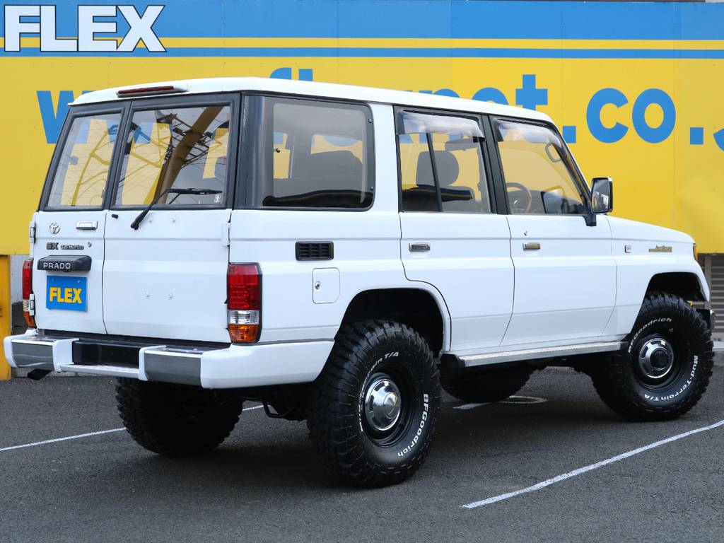現代の車には少ないスクエアなボディ♪ボディサイズは大きいですが、車幅の感覚はつかみやすく、運転もしやすいです♪