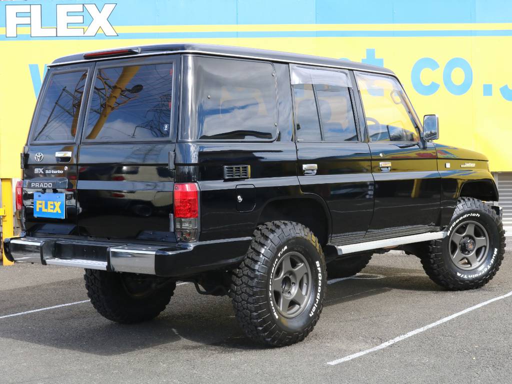 背面レスにリフトアップ、タイヤ＆アルミホイールとリアからもスキなく仕上がった1台！女性でも運転しやすいボディサイズです♪