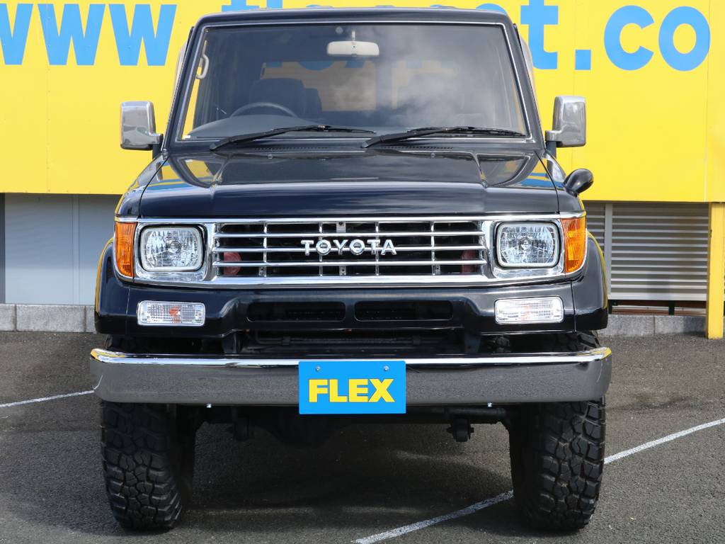 TOYOTAメッキグリルやライト類、メッキショートバンパーなど新品パーツてんこ盛りのフロントフェイス★コーナーのオレンジがブラックボディに映えます♪