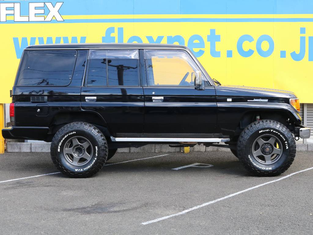 リフトアップされより車格が大きく見えるサイドビュー★ブロンズのホイールとの相性もバッチリです♪