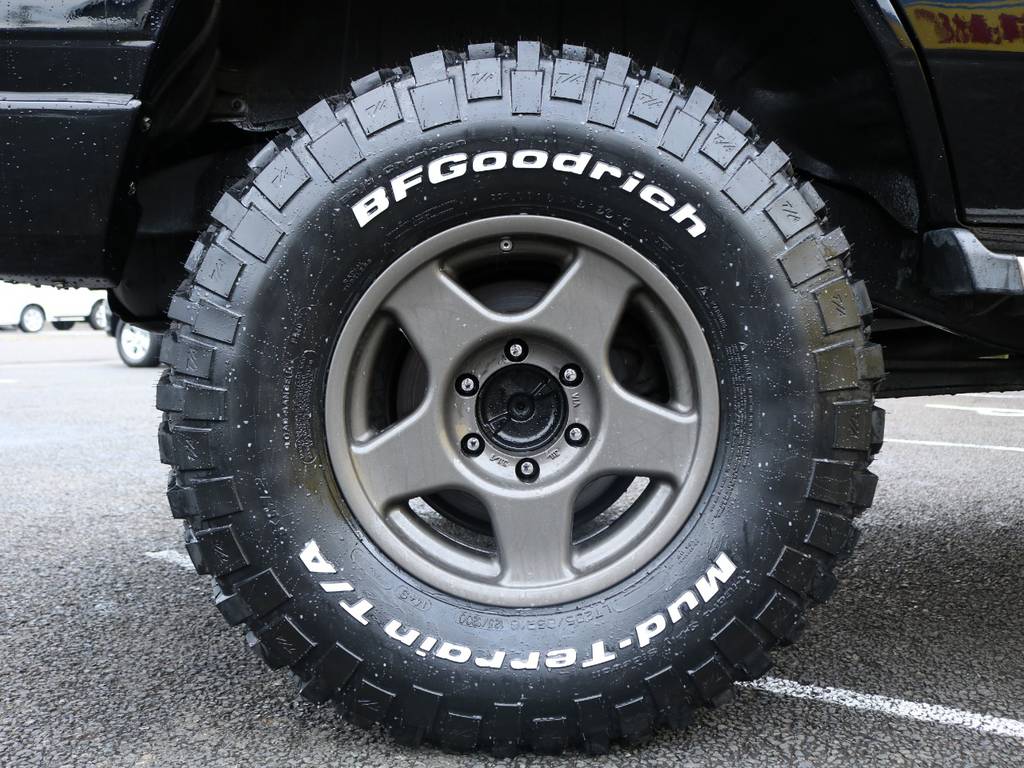 ブラッドレーV　16インチアルミホイールはBFグッドリッチ　KM2との組み合わせ★ブラックのボディにブロンズのホイールカラーがさりげないコントラストになっています♪