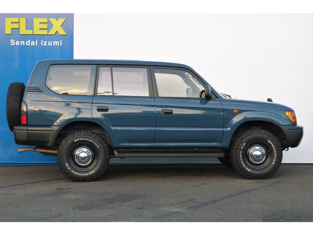 元々はオーバーフェンダー＆ドアモールが付いている車両でしたが、ナロー換装済みなのでこのようにスッキリとした仕上がりになっております★車高はノーマル車高なので乗り降りもラクですよー♪