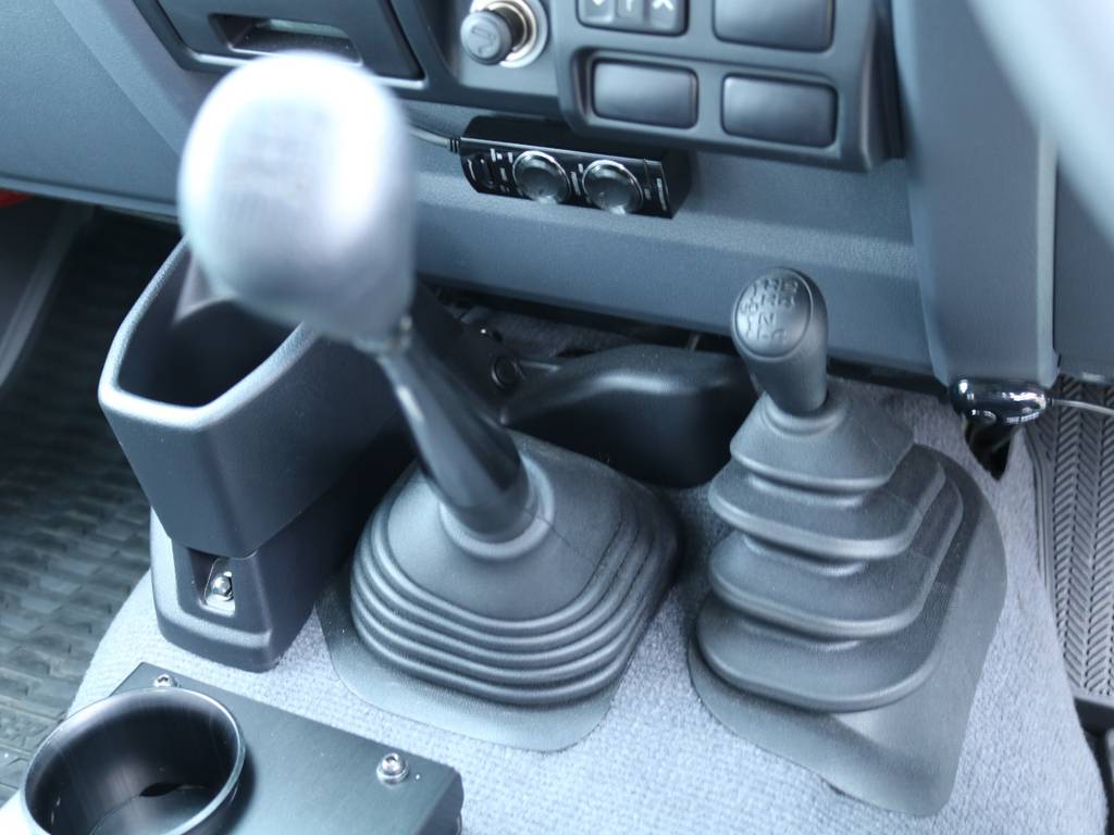 シフト廻り★シンプルかつ操作性に優れた5速ＭＴ♪運転していて飽きない運転が楽しくなるお車です♪