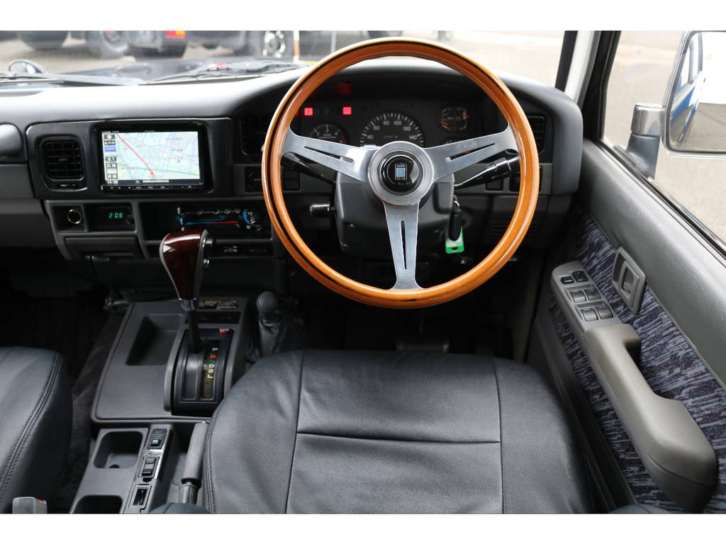 恐らくオーナーさんが１番長く滞在する場所はココ運転席でしょう！この車を運転してどこへ行こう？何をしよう？とイメージしてみてください★きっと充実した時間になる事でしょう♪